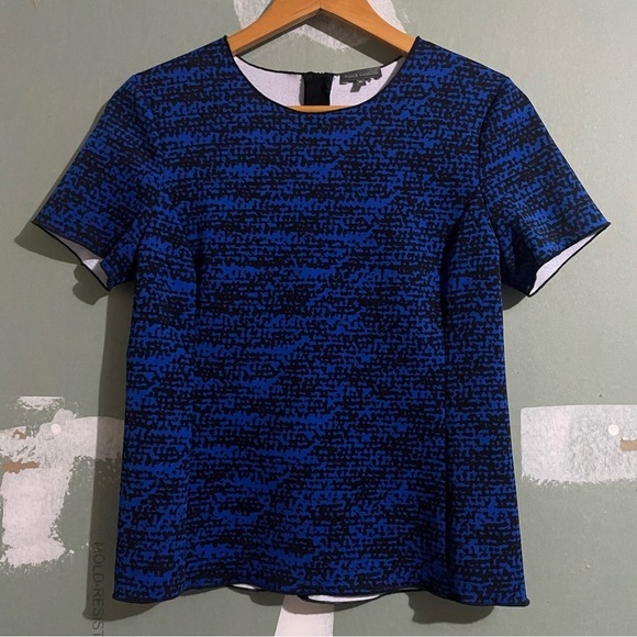 Vince Camuto Geometric Print Short Sleeve Round Neck Tee Shirt Blue Black - Picture 1 of 9